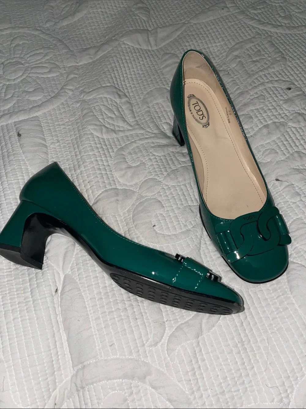 TOD'S Kelly Green Patent Leather Link-Accent low heels. In beautiful condition